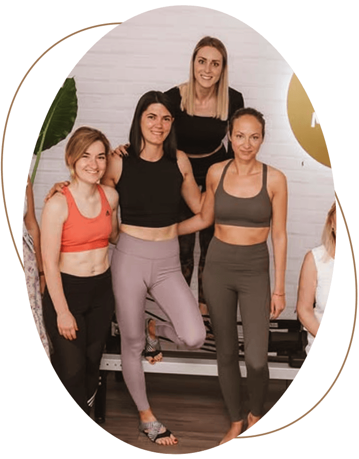 Žene na pilates spravi, vežbanje i fitnes.