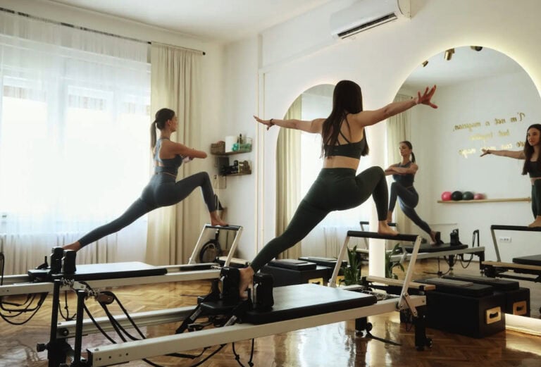 Kružni trening pilates na reformer spravama za snagu i fleksibilnost, fokusiran na jačanje tela.